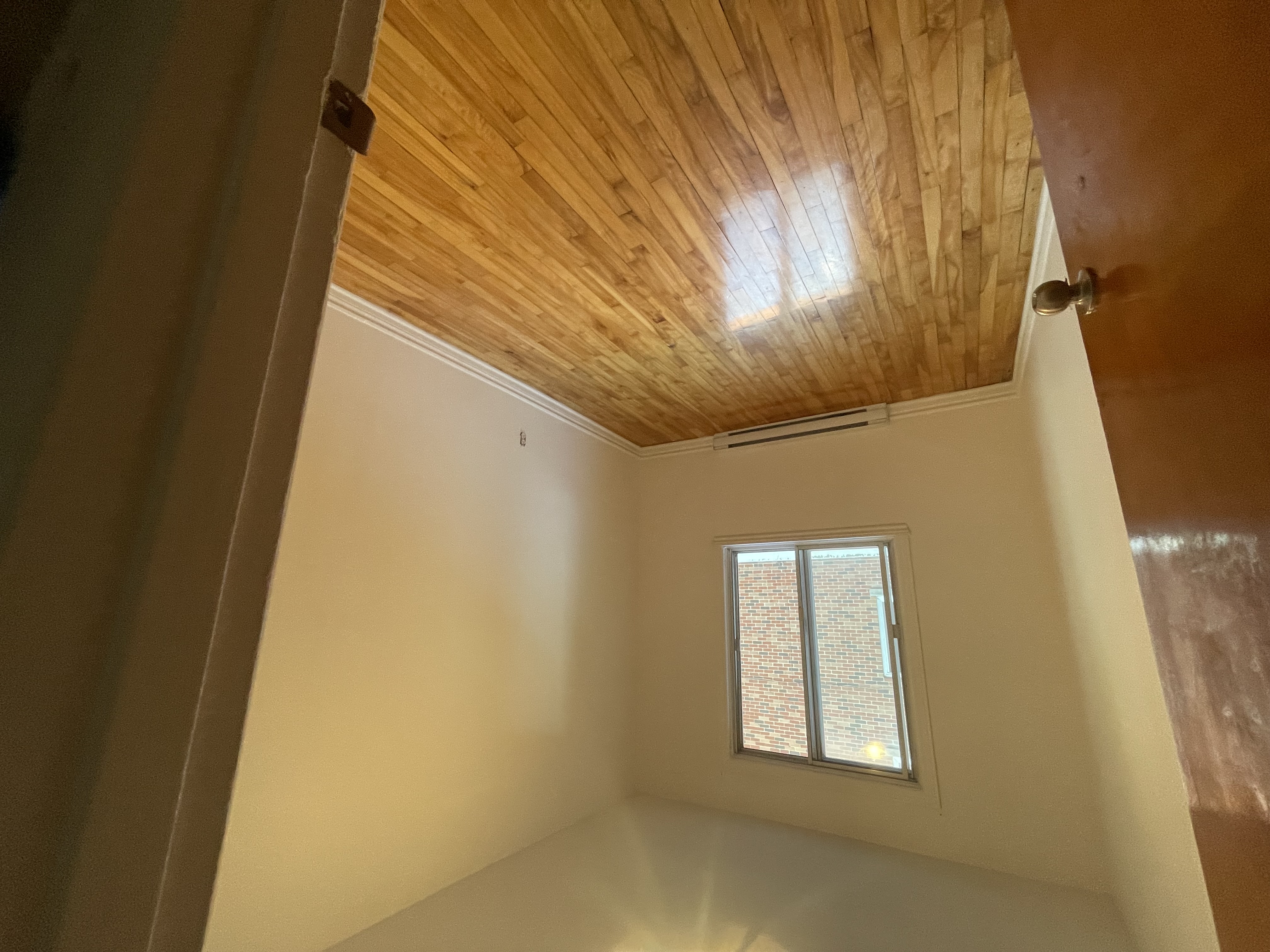 5 1/2 Available for September 1st  (Private Parking) | 845556388