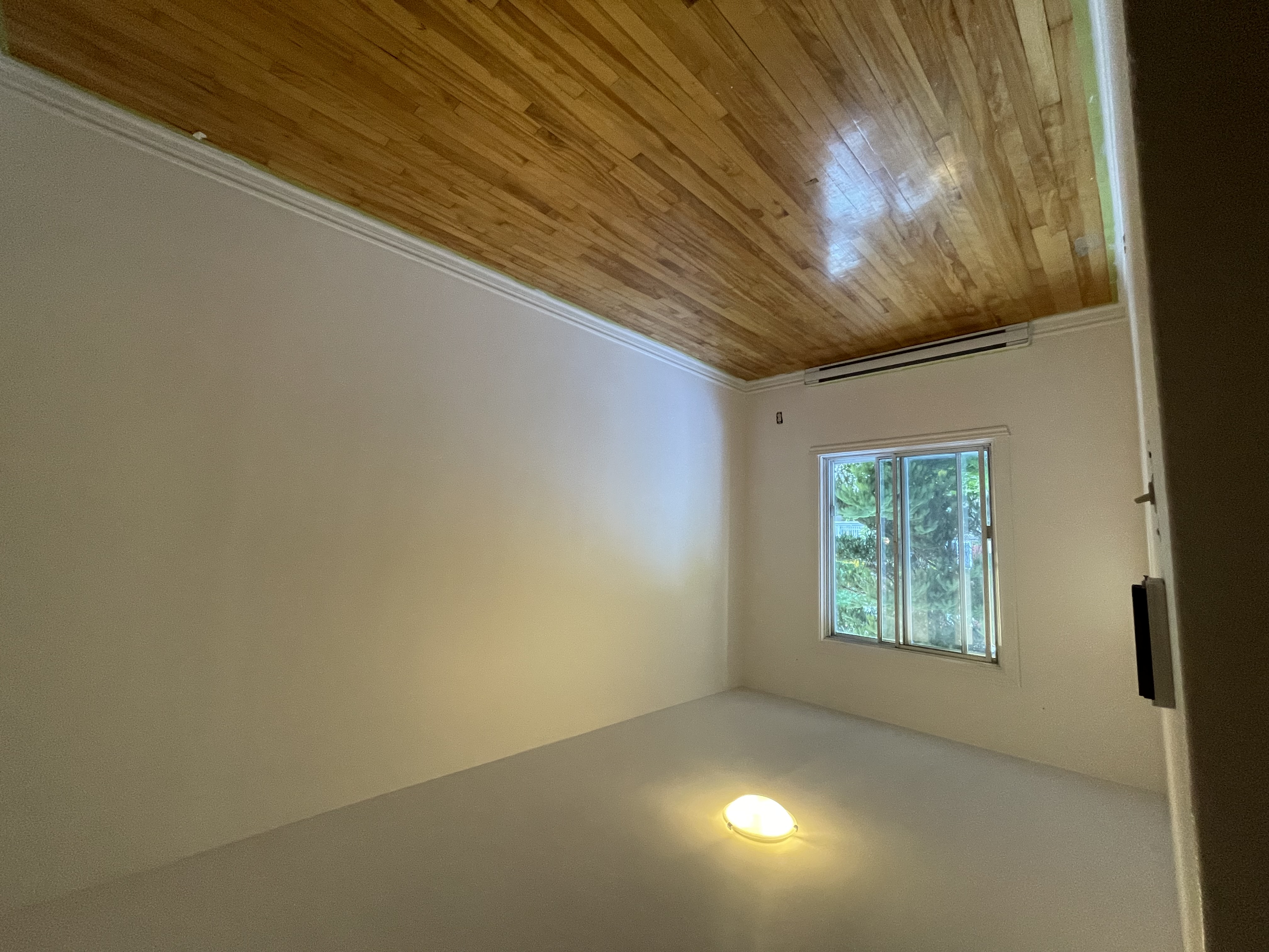 5 1/2 Available for September 1st  (Private Parking) | 845556388