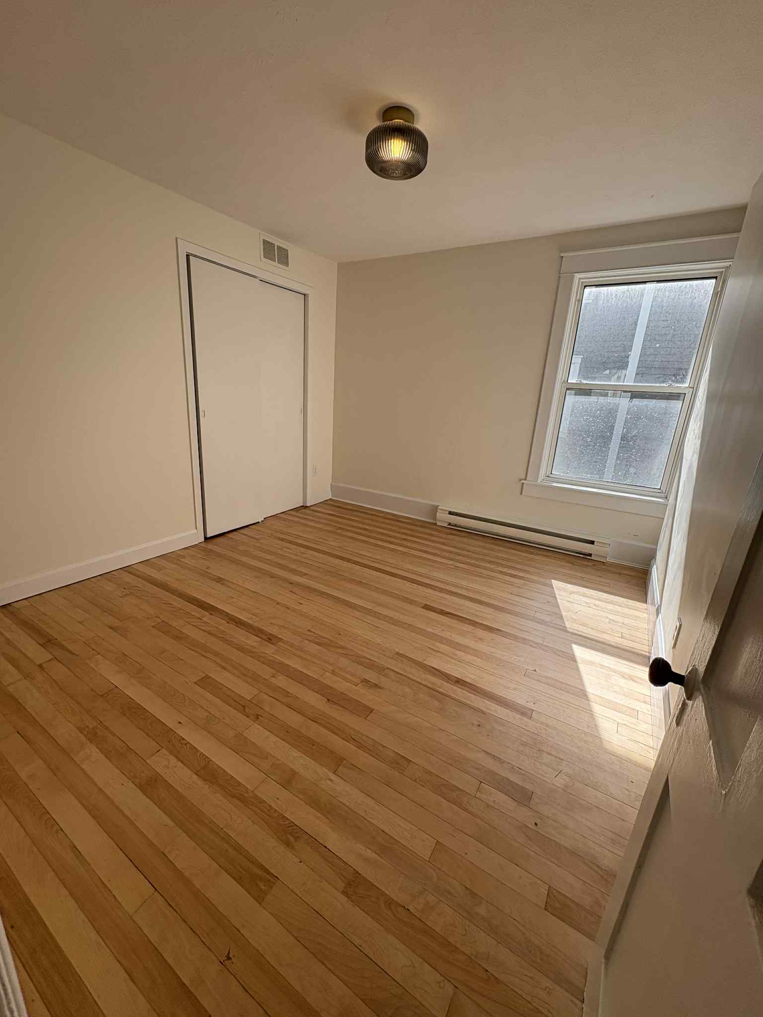 4 1/2 semi-meublé rénové avec cachet  | 158024246