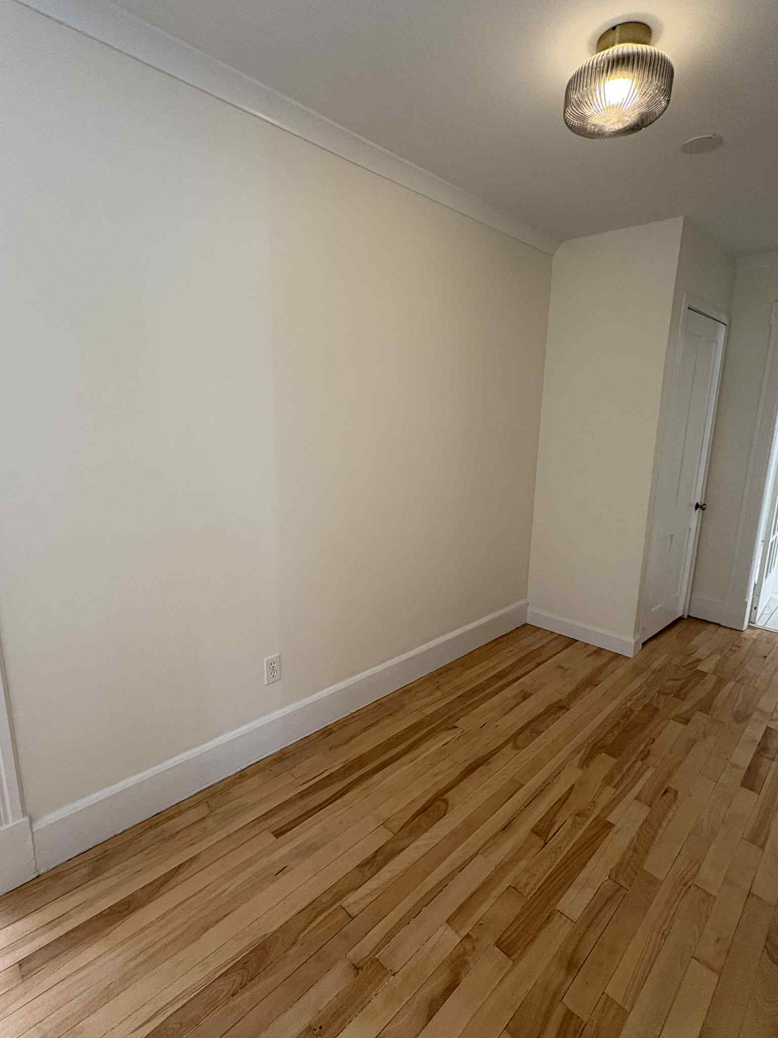 4 1/2 semi-meublé rénové avec cachet  | 158024246