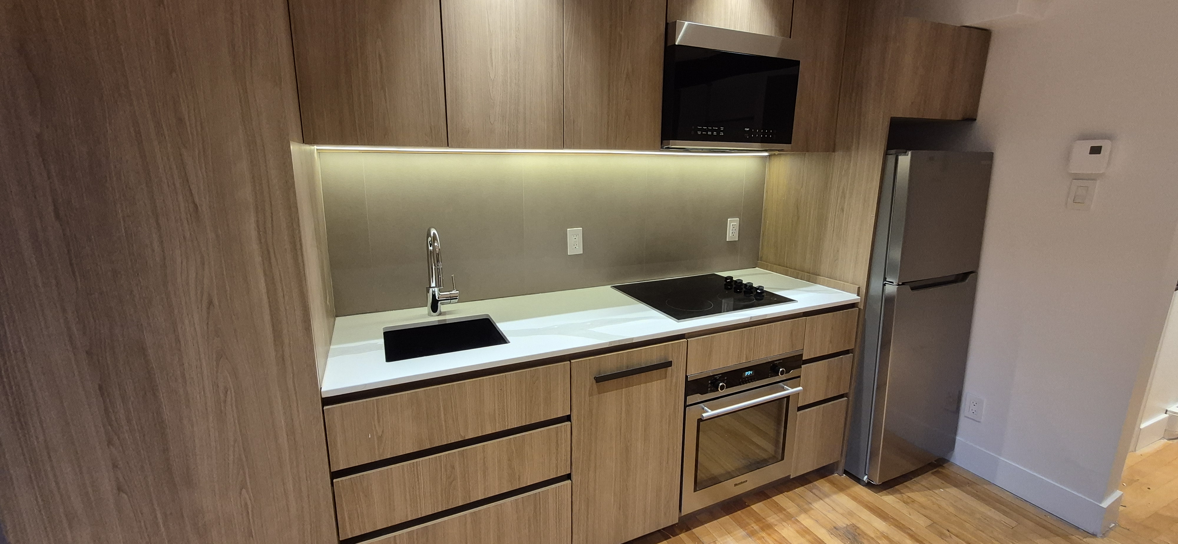 Designer Ground Floor Studio Downtown | Private Deck & Garden Access! | 1321330504