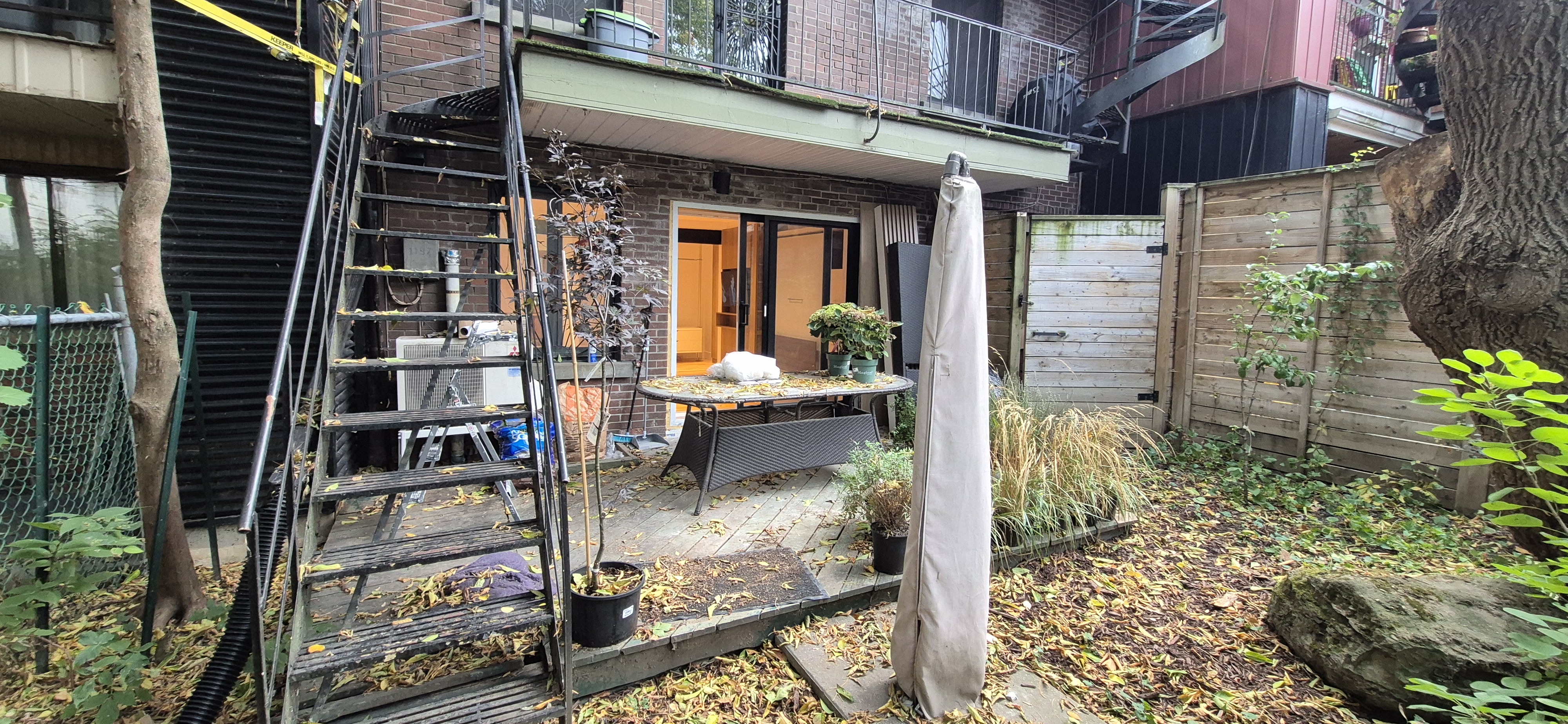 Designer Ground Floor Studio Downtown | Private Deck & Garden Access! | 1321330504