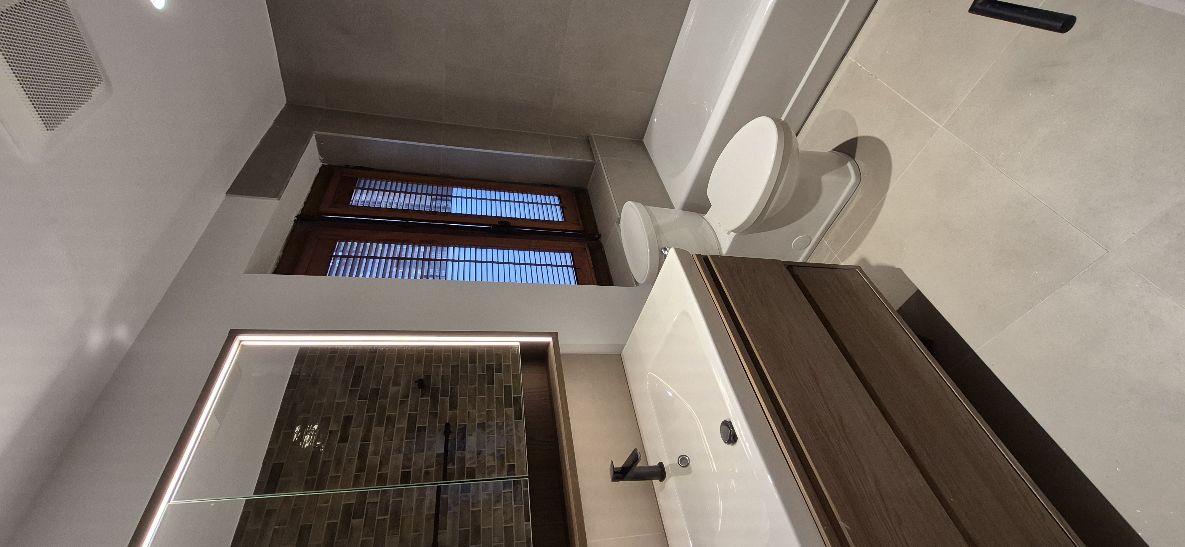 Designer Ground Floor Studio Downtown | Private Deck & Garden Access! | 1321330504