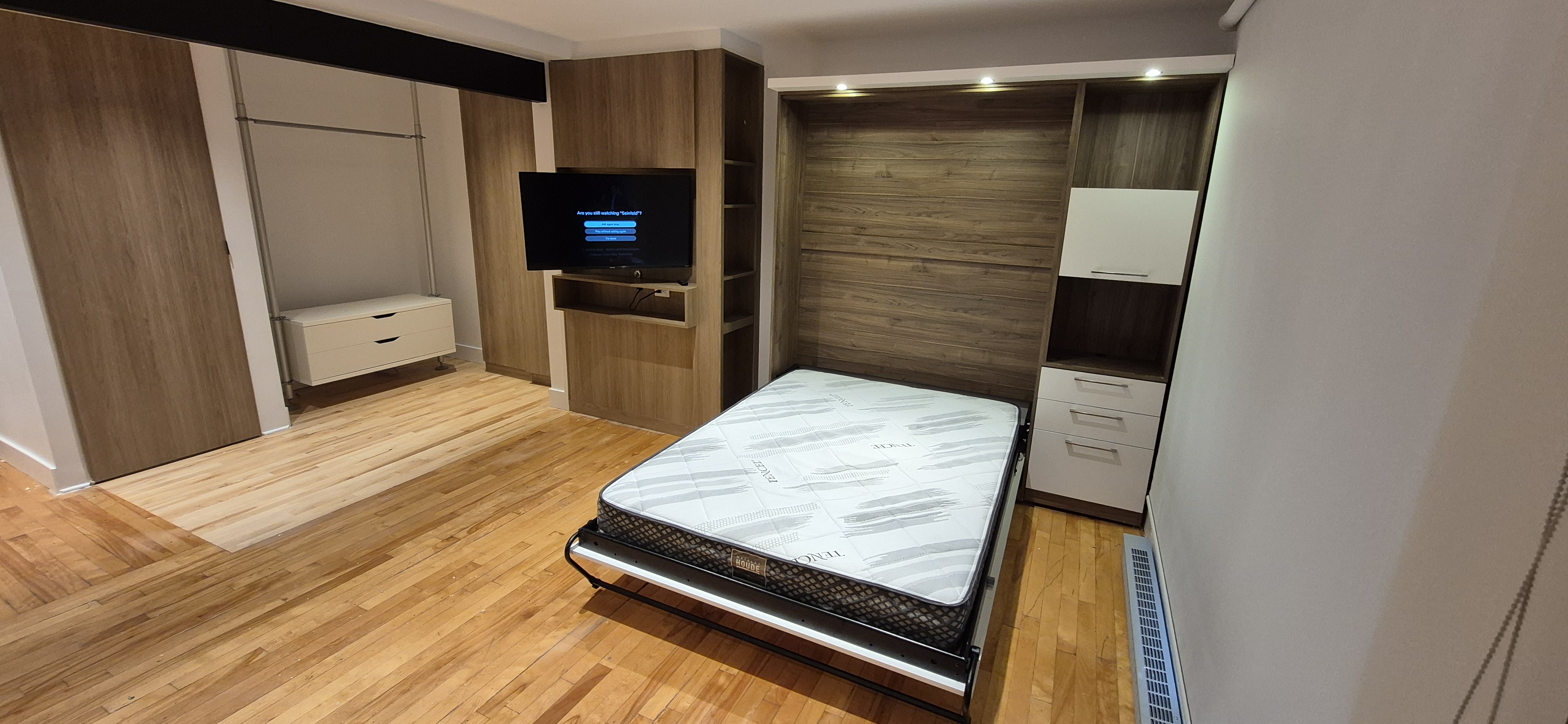 Designer Ground Floor Studio Downtown | Private Deck & Garden Access! | 1321330504