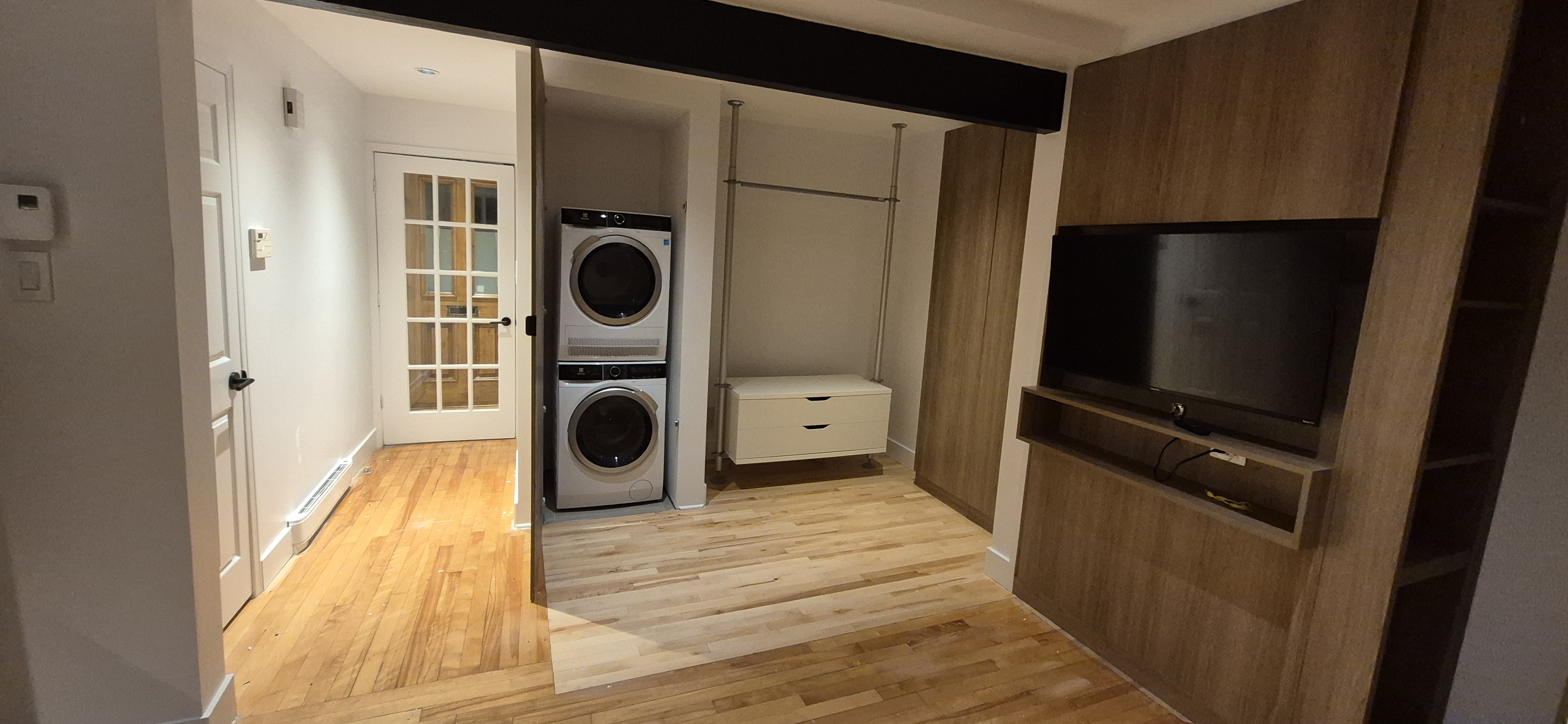 Designer Ground Floor Studio Downtown | Private Deck & Garden Access! | 1321330504