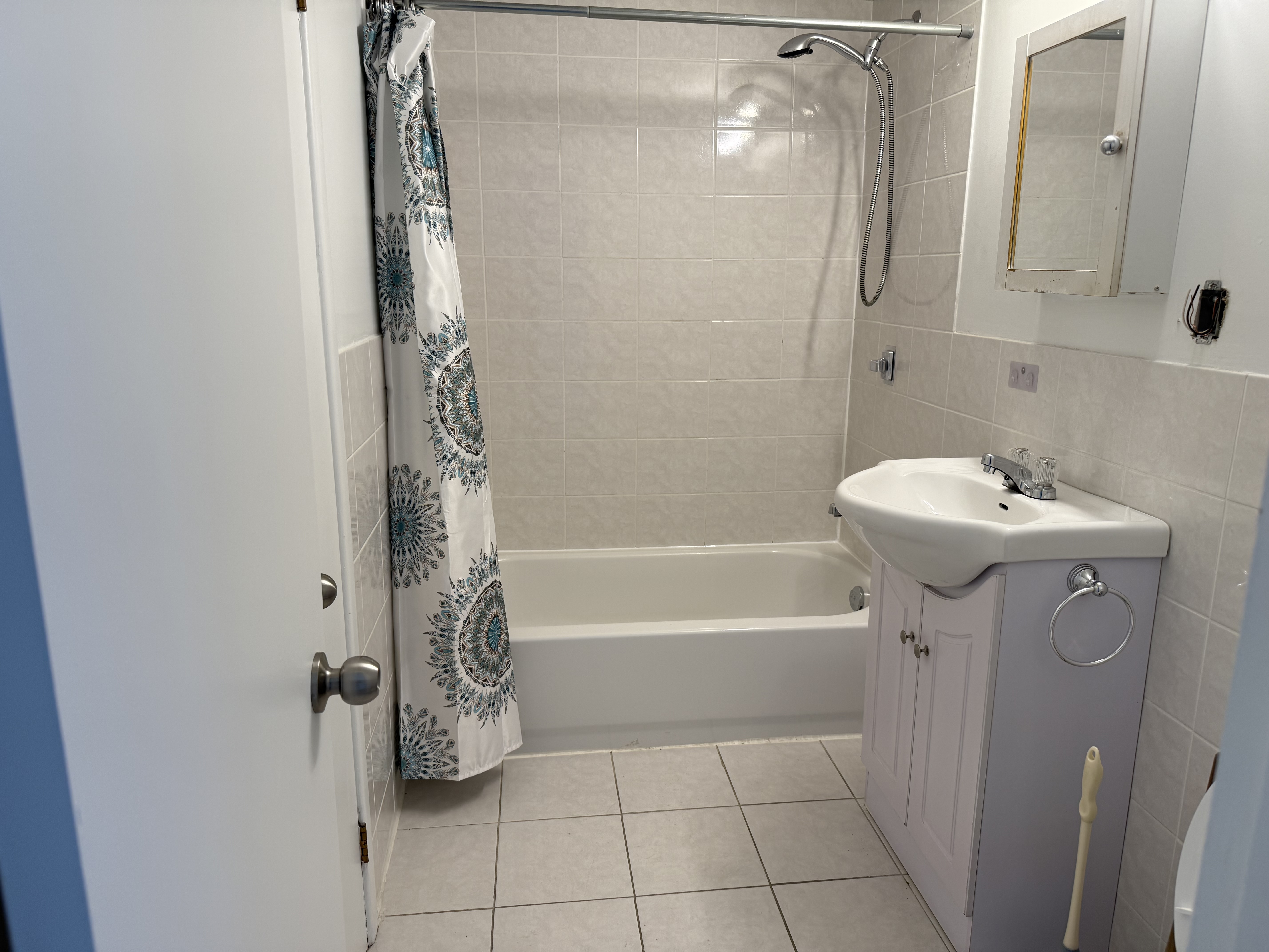 À louer – Spacieux 5½ rénové sur 2 étages avec garage et cour arrière***For Rent – Spacious Renovated 5½ on 2 Floors with Garage and Backyard | 1206233705