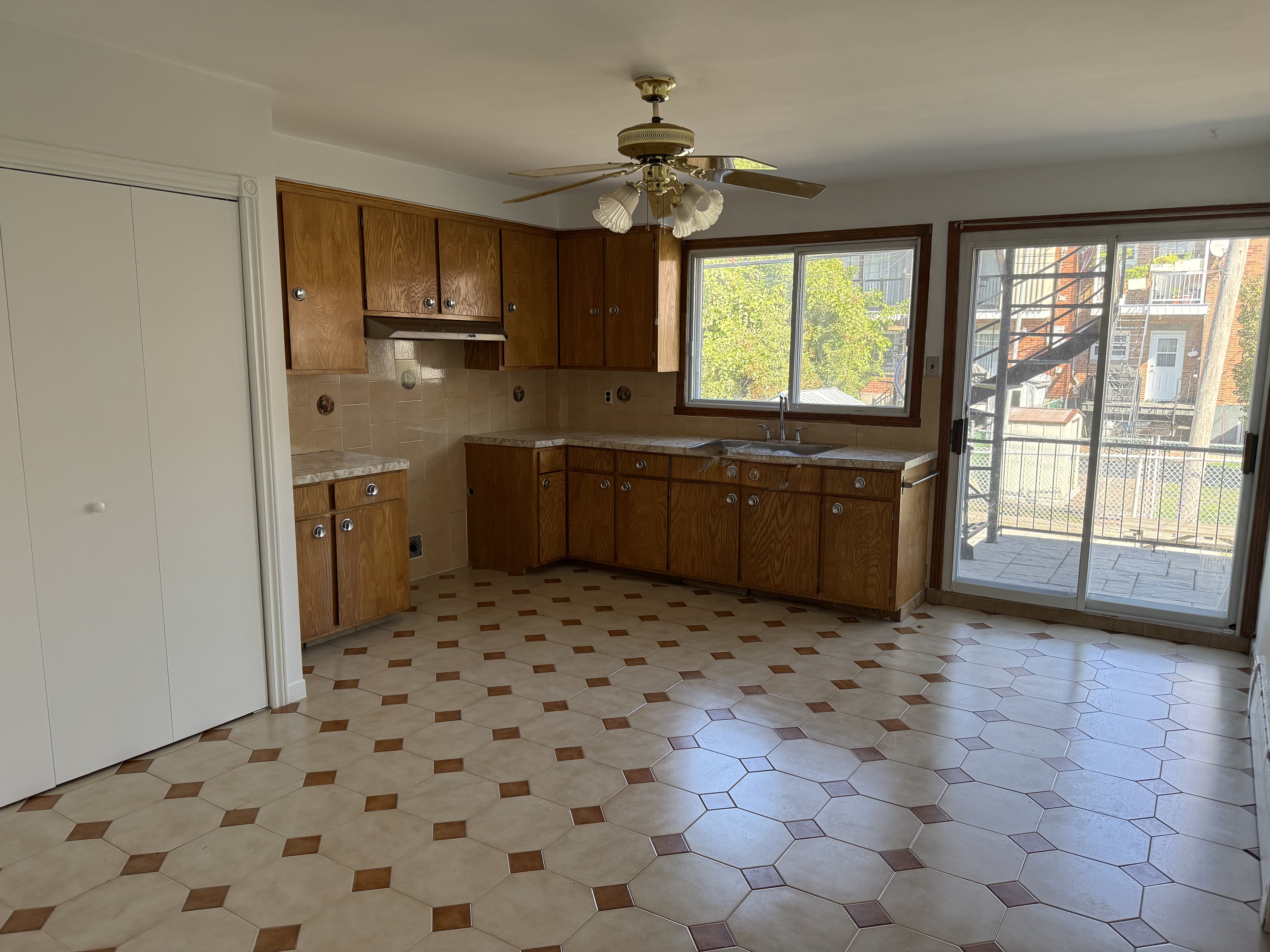 À louer – Spacieux 5½ rénové sur 2 étages avec garage et cour arrière***For Rent – Spacious Renovated 5½ on 2 Floors with Garage and Backyard | 1206233705