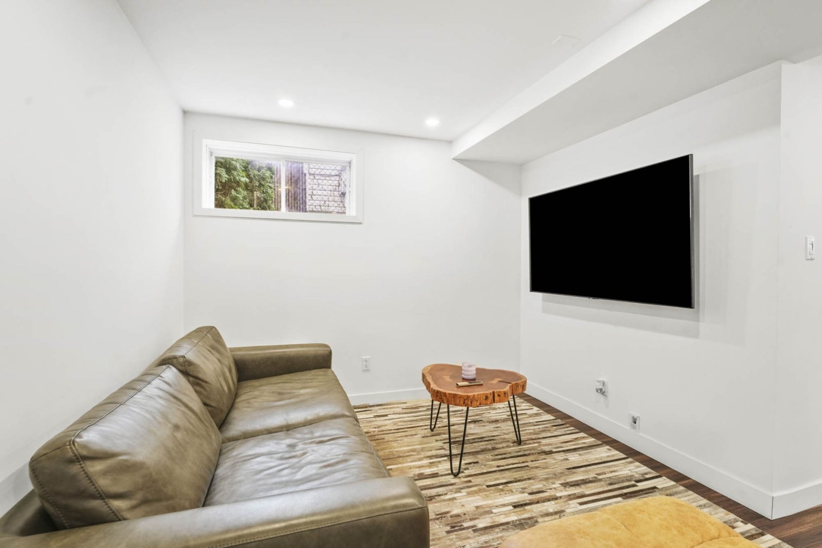 🔥 Bachelor entièrement rénové meublé 🏠  | 1303790560