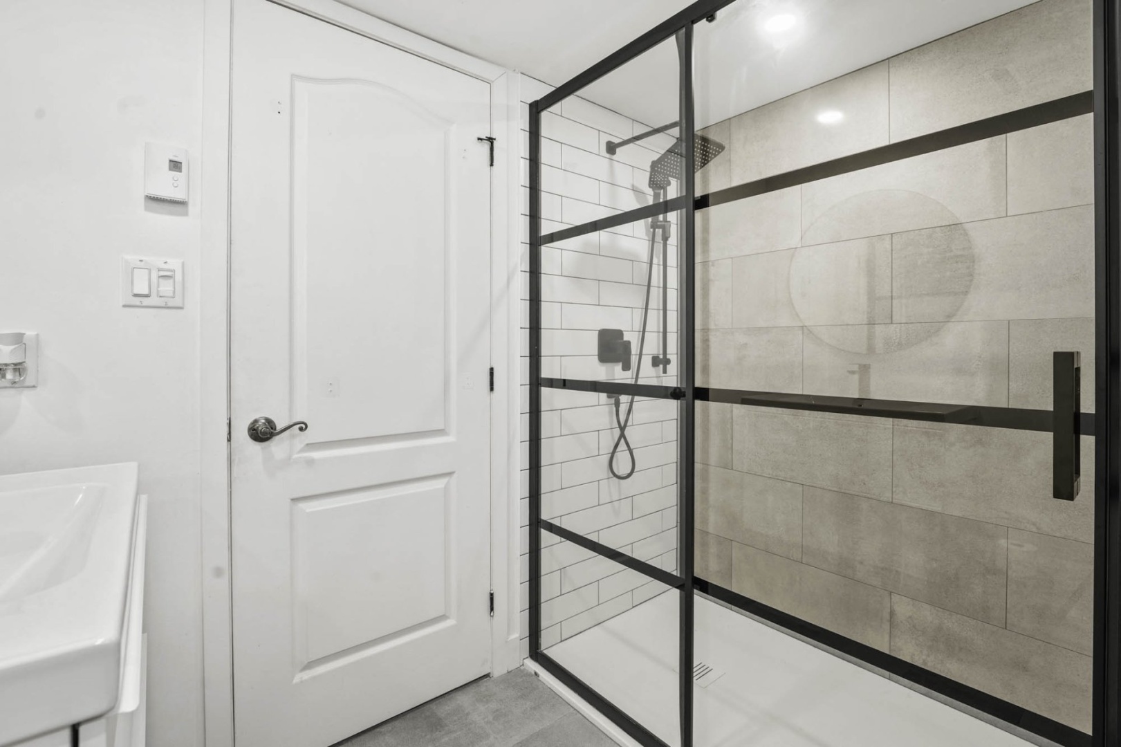 🔥 Bachelor entièrement rénové meublé 🏠  | 1303790560