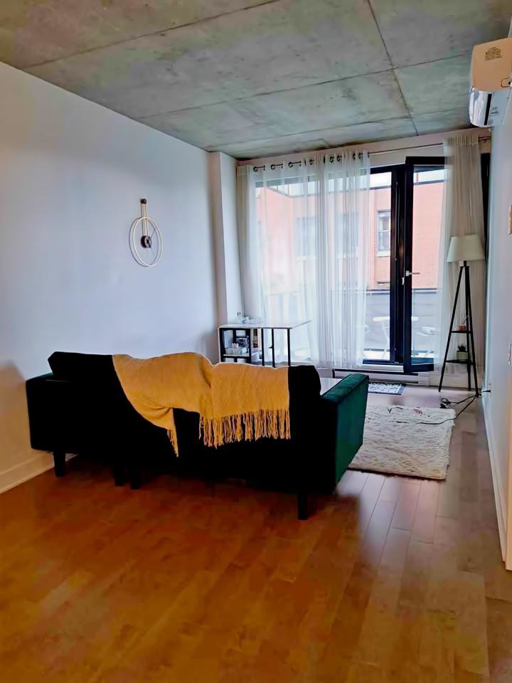 condo moderne avec balcon 3 1/2, tout équipé, pièce dressing, vide ou meublé, piscine, terrasse, barbecue, transports | 1370830793