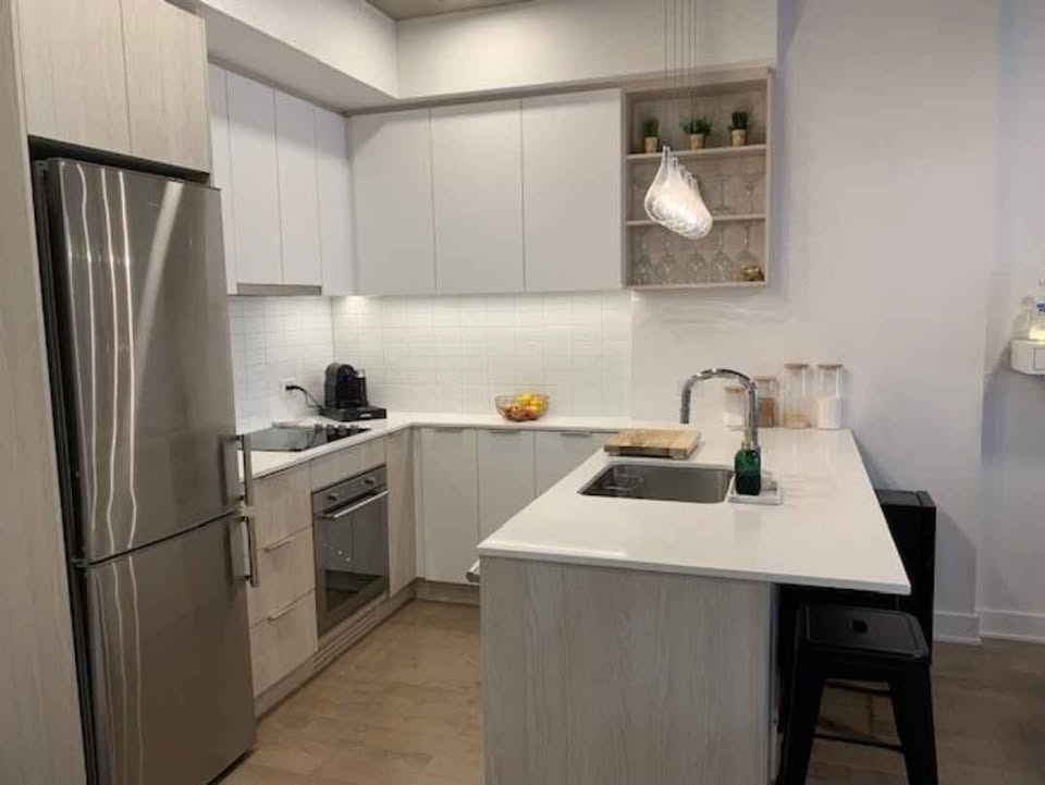 condo moderne avec balcon 3 1/2, tout équipé, pièce dressing, vide ou meublé, piscine, terrasse, barbecue, transports | 1370830793