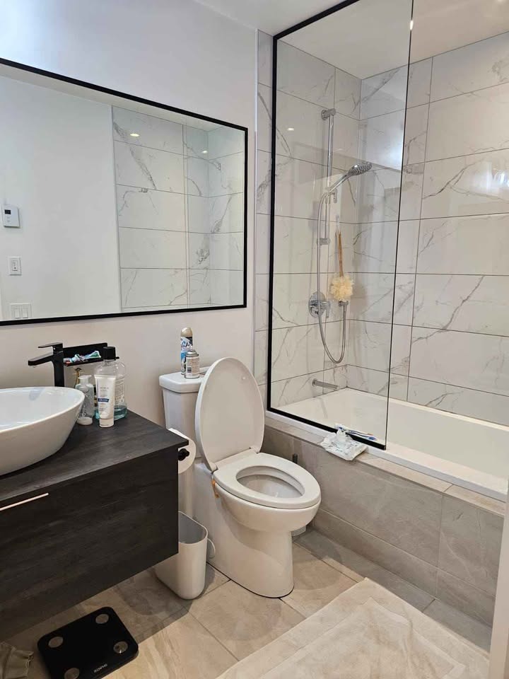 condo moderne avec balcon 3 1/2, tout équipé, pièce dressing, vide ou meublé, piscine, terrasse, barbecue, transports | 1370830793