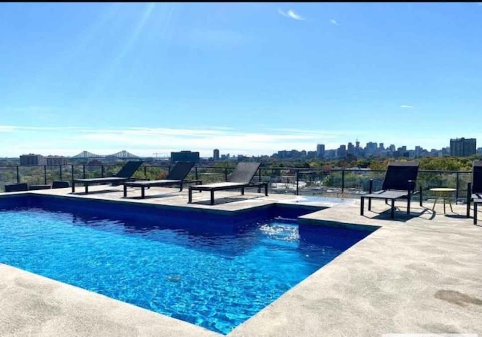 condo moderne avec balcon 3 1/2, tout équipé, pièce dressing, vide ou meublé, piscine, terrasse, barbecue, transports | 1370830793