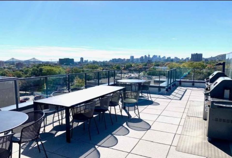 condo moderne avec balcon 3 1/2, tout équipé, pièce dressing, vide ou meublé, piscine, terrasse, barbecue, transports | 1370830793