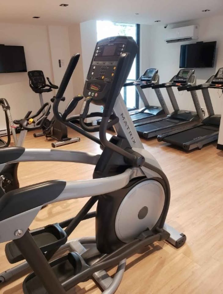 condo moderne avec balcon 3 1/2, tout équipé, pièce dressing, vide ou meublé, piscine, terrasse, barbecue, transports | 1370830793