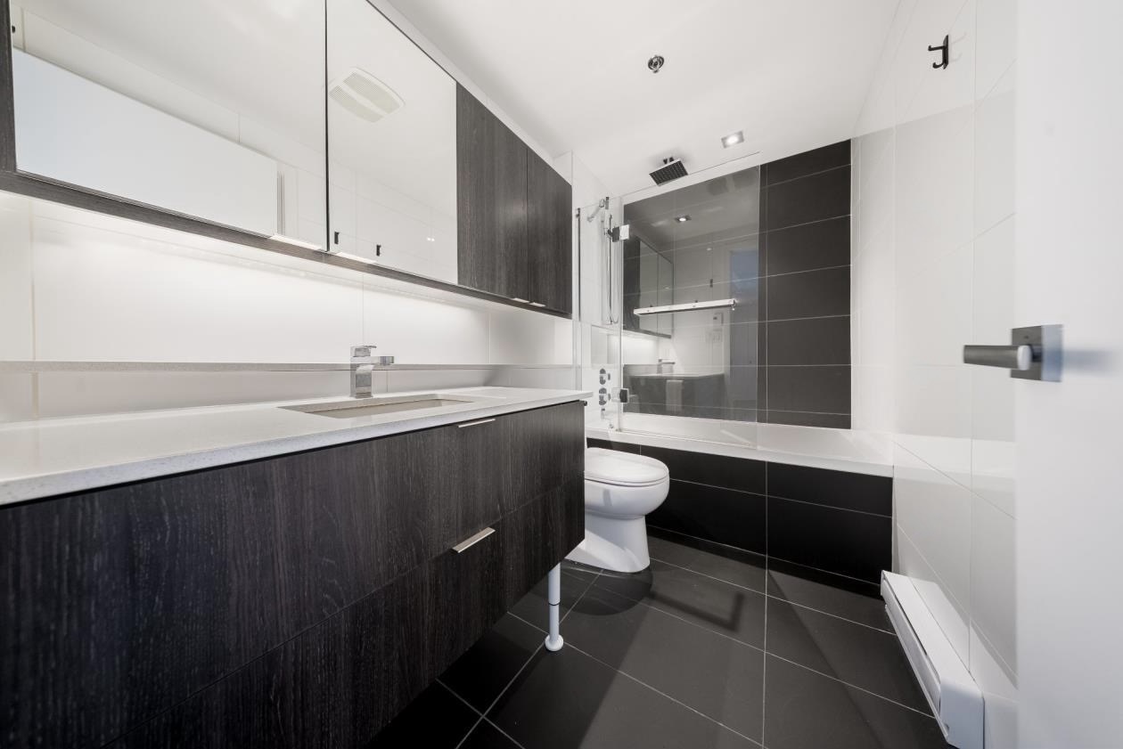 Old Montreal Condo 3½ | Top Floor | Double Balcony | Quiet | 236131178