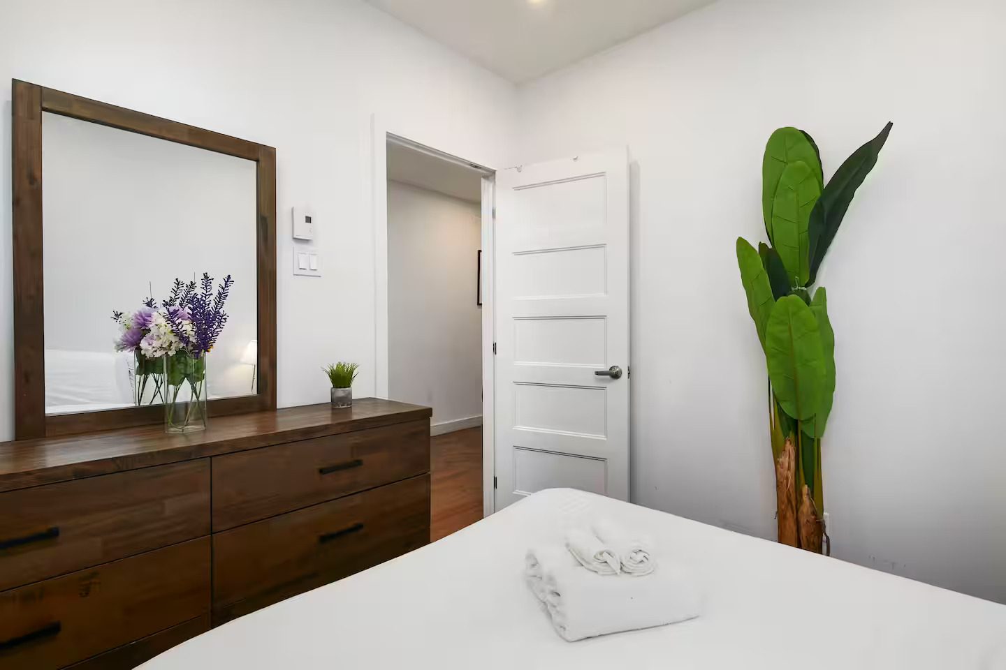 May 2026: completely furnished three-bedroom apartment in Plateau Mont-Royal | 64698244