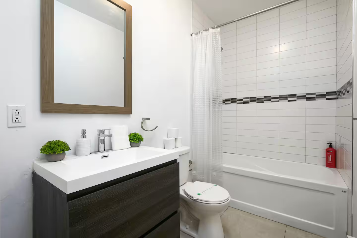 May 2026: completely furnished three-bedroom apartment in Plateau Mont-Royal | 64698244