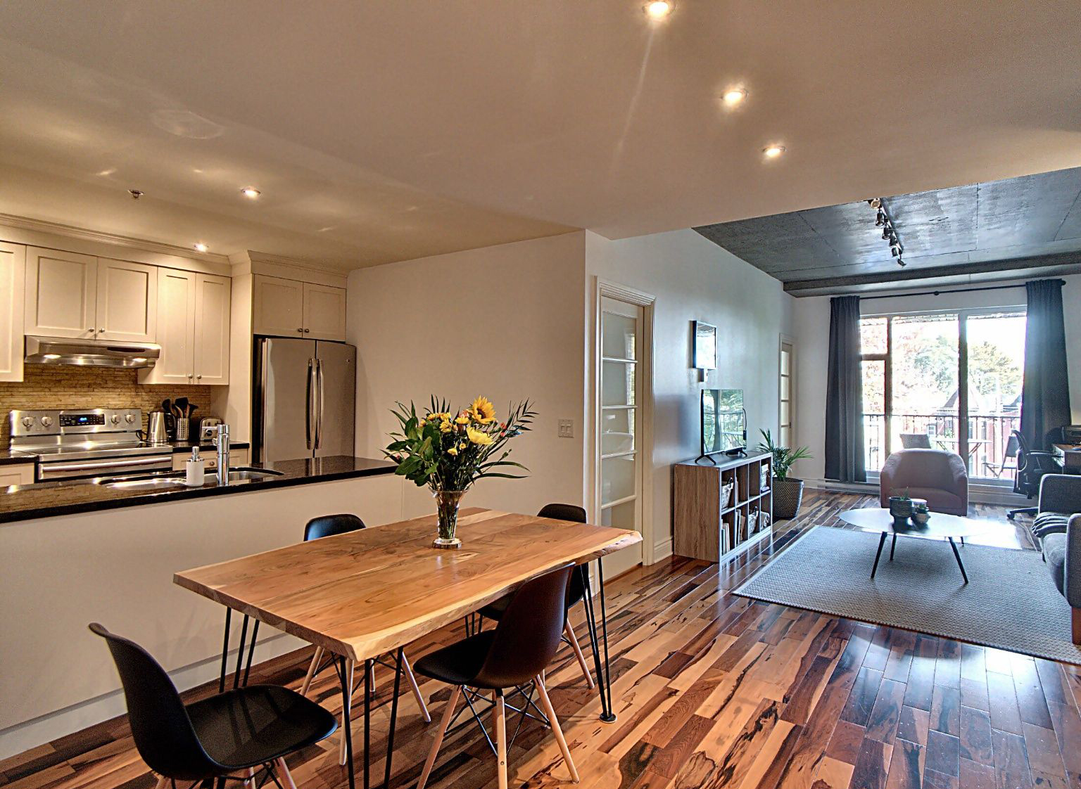 Montreal MILE-END | 358285217