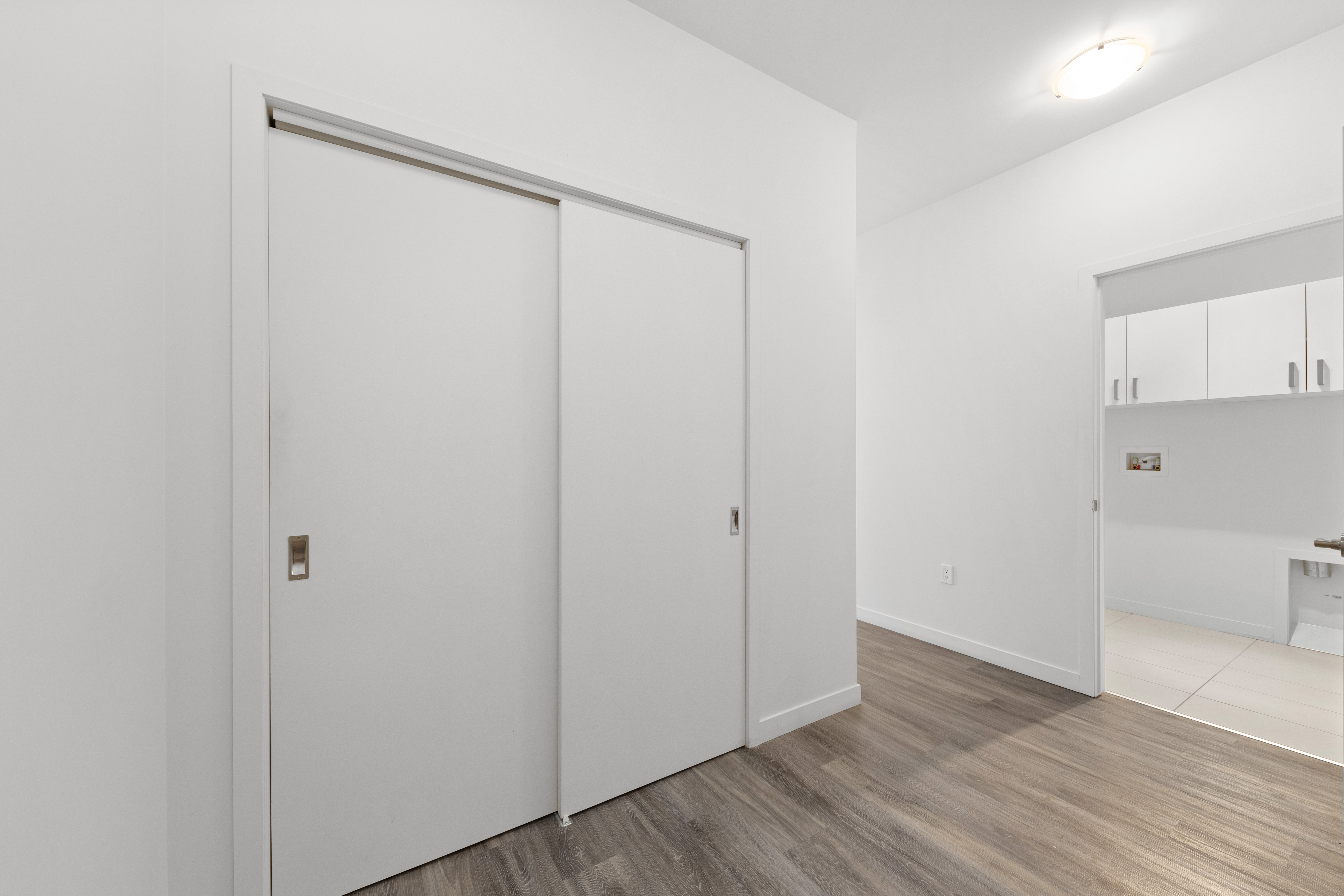 4 1/2 Style Condo , Châteauguay , Piscine intérieur et Gym , Libre maintenant | 784166860