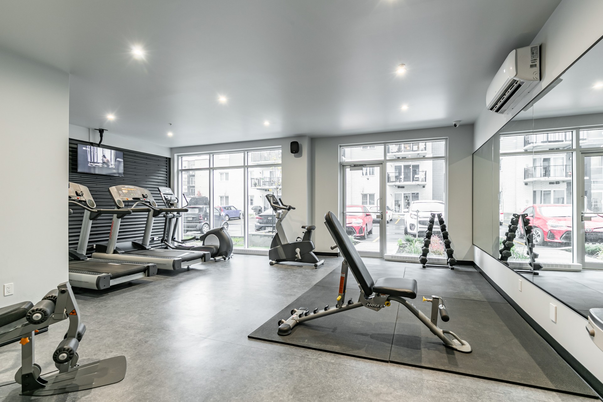 4 1/2 Style Condo , Châteauguay , Piscine intérieur et Gym , Libre maintenant | 784166860