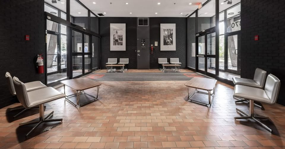 Cession de bail pour 1 à 2 personne(s) - Appartement 4 ½ (deux chambres et deux toilettes) semi meublé aux Appartements Rockhill (Côte-des-Neiges) | 335701733