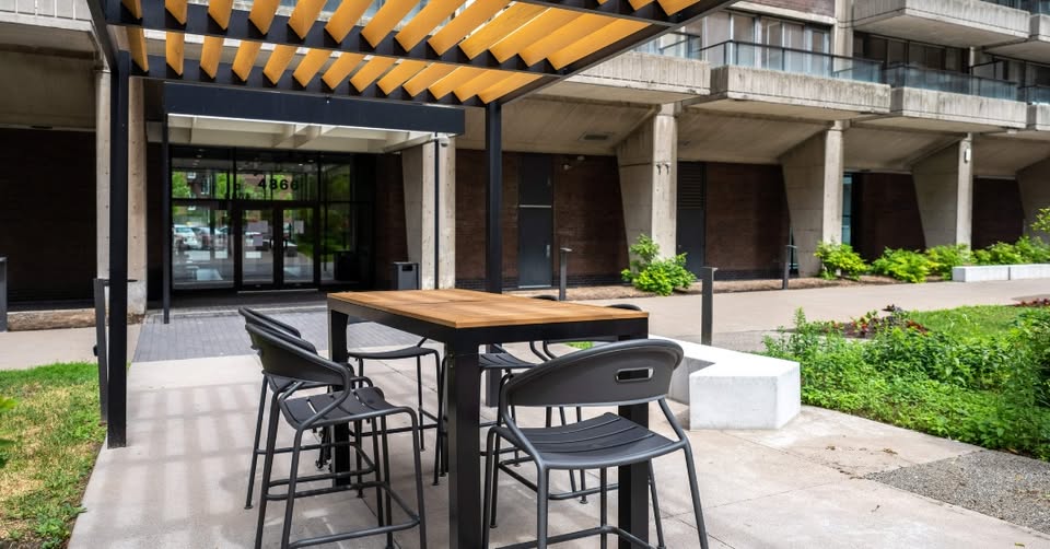 Cession de bail pour 1 à 2 personne(s) - Appartement 4 ½ (deux chambres et deux toilettes) semi meublé aux Appartements Rockhill (Côte-des-Neiges) | 335701733