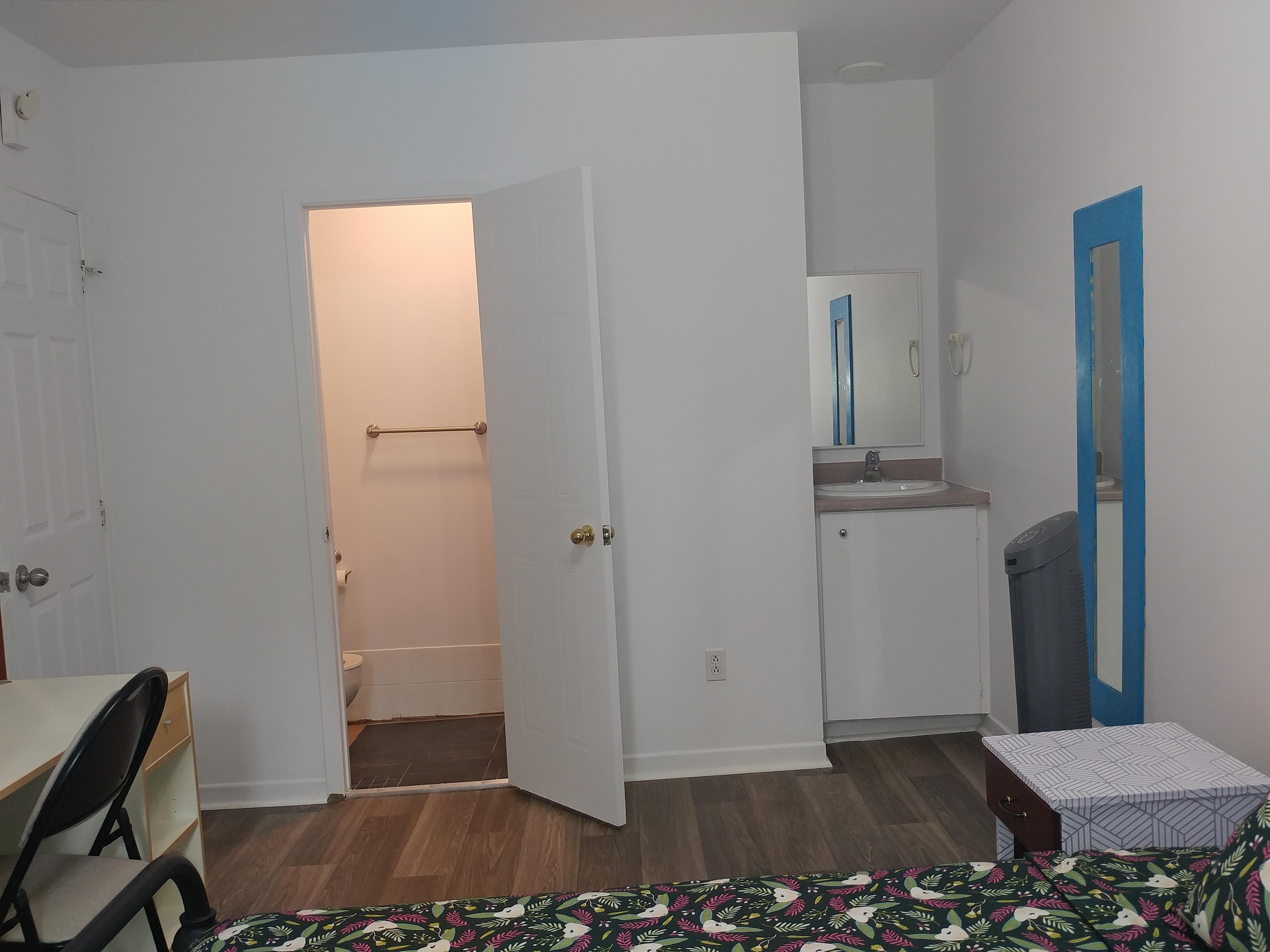 Belle chambre avec bain prive-Room with en-suite bath Berri-Uqam | 132658534