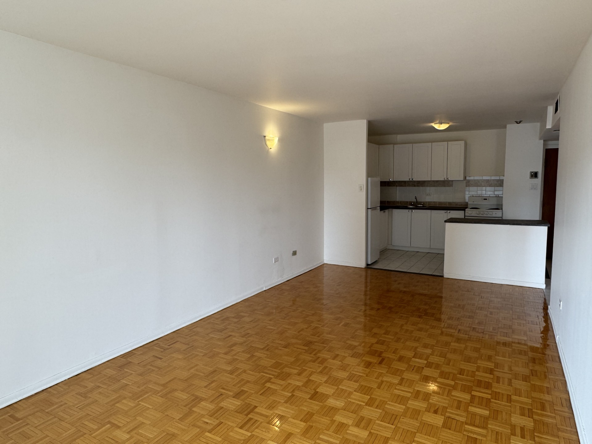 Appartement 3 1/2 - ACCÈS DIRECT METRO SHERBROOKE - TOUT INCLUS | 2137464141