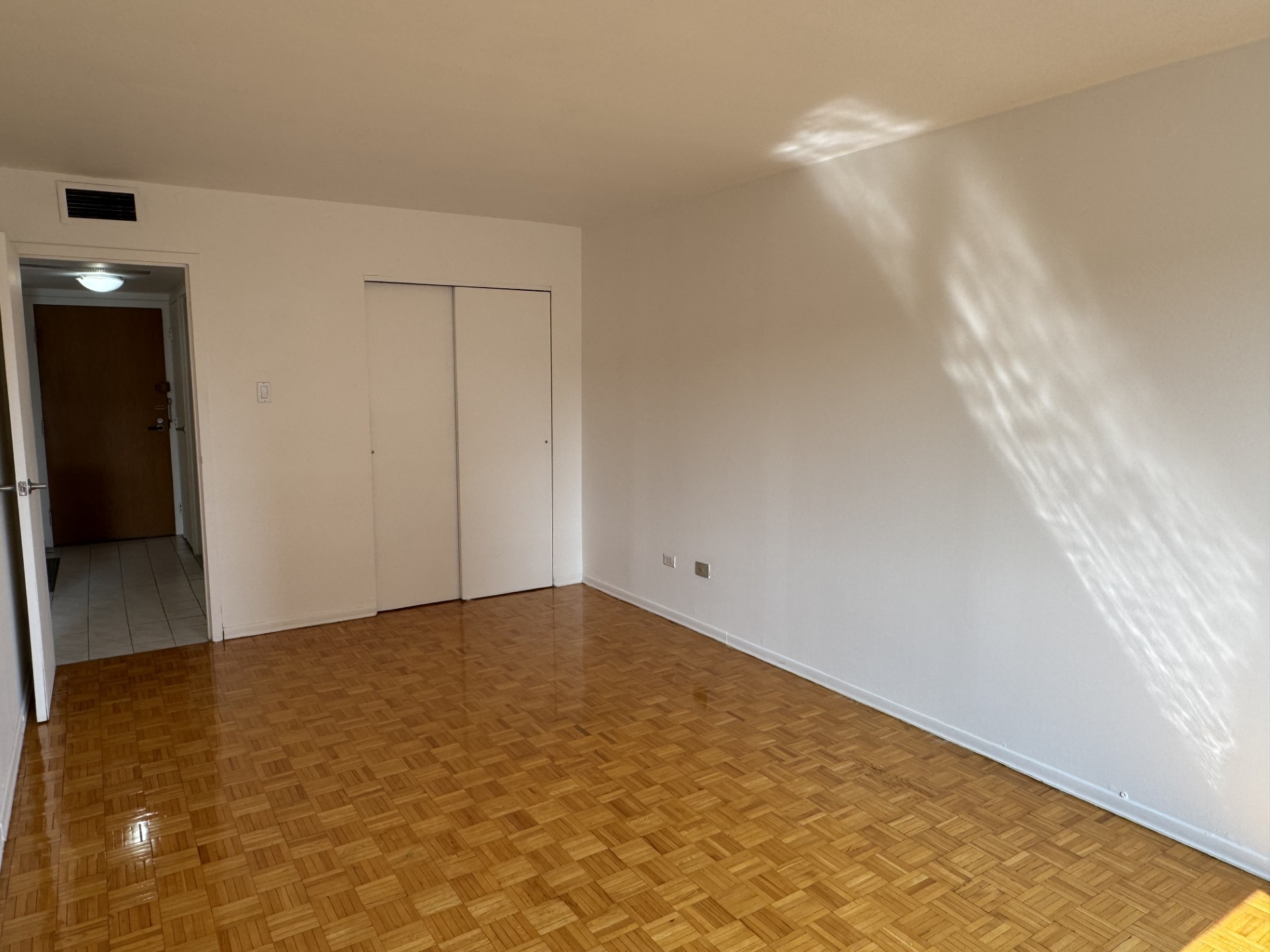 Appartement 3 1/2 - ACCÈS DIRECT METRO SHERBROOKE - TOUT INCLUS | 2137464141