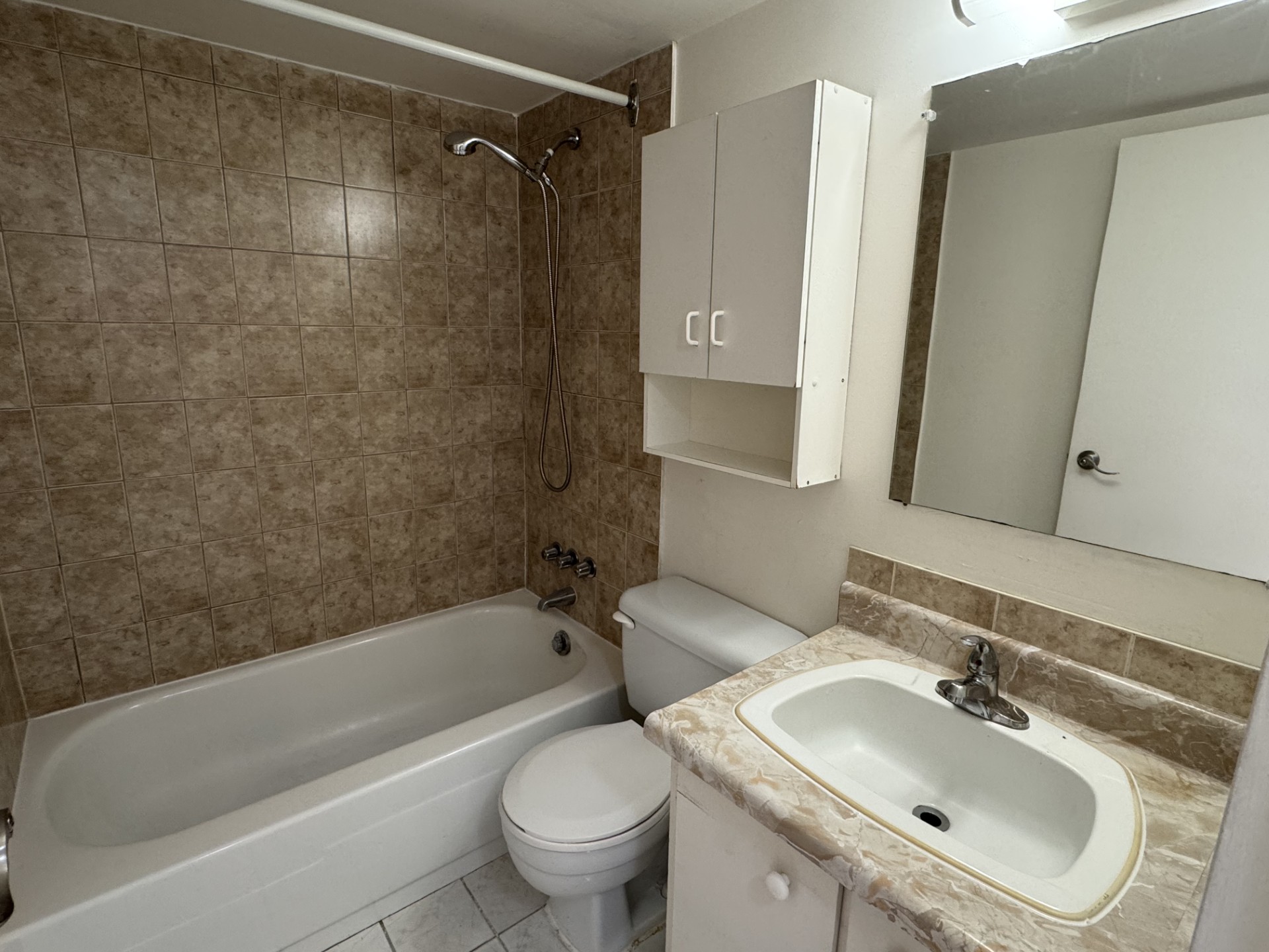 Appartement 3 1/2 - ACCÈS DIRECT METRO SHERBROOKE - TOUT INCLUS | 2137464141