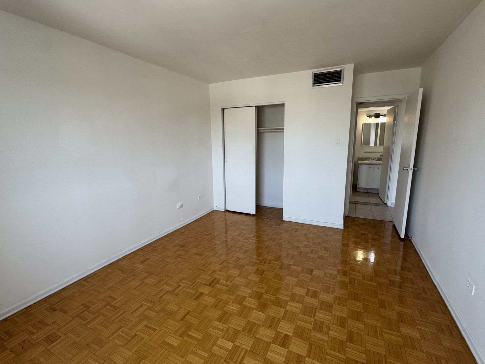 Appartement 4 1/2, PH -ACCÈS DIRECT METRO SHERBROOKE TOUT INCLUS | 683911816