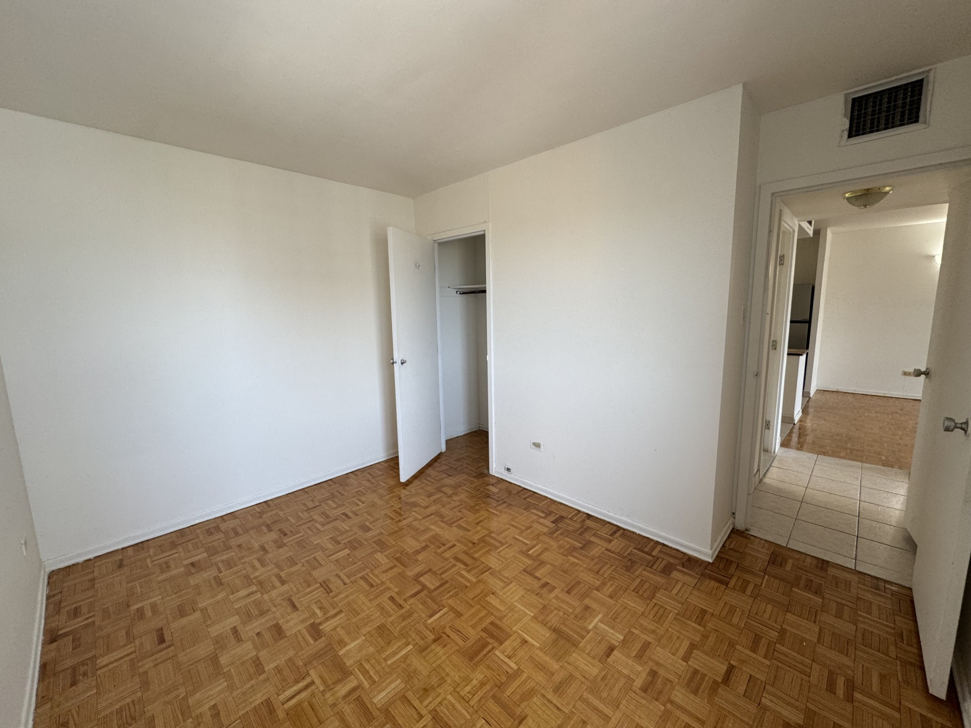 Appartement 4 1/2, PH -ACCÈS DIRECT METRO SHERBROOKE TOUT INCLUS | 683911816