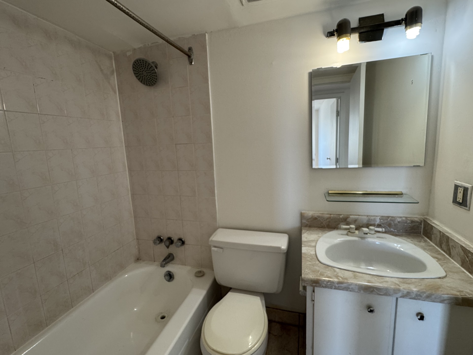 Appartement 4 1/2, PH -ACCÈS DIRECT METRO SHERBROOKE TOUT INCLUS | 683911816