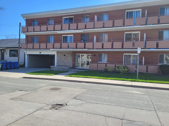 Hidden Gem | Professionally Renovated | One Bedroom | Ground Floor | Walking Distance to Eastgate | 29 Clapham Road, Stoney Creek | 2898216
