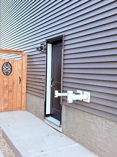 FULLY FURNISHED TWO BEDROOM LEGAL SECONDARY SUITE WITH ALL UTILITIES INLUDED | Calgary | 2959090