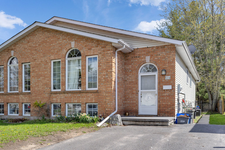 Charming 1-Bed + Den Apartment in Auden Park – September 1st Move-In | 604 Barnsley Crescent, Kingston | 2932507