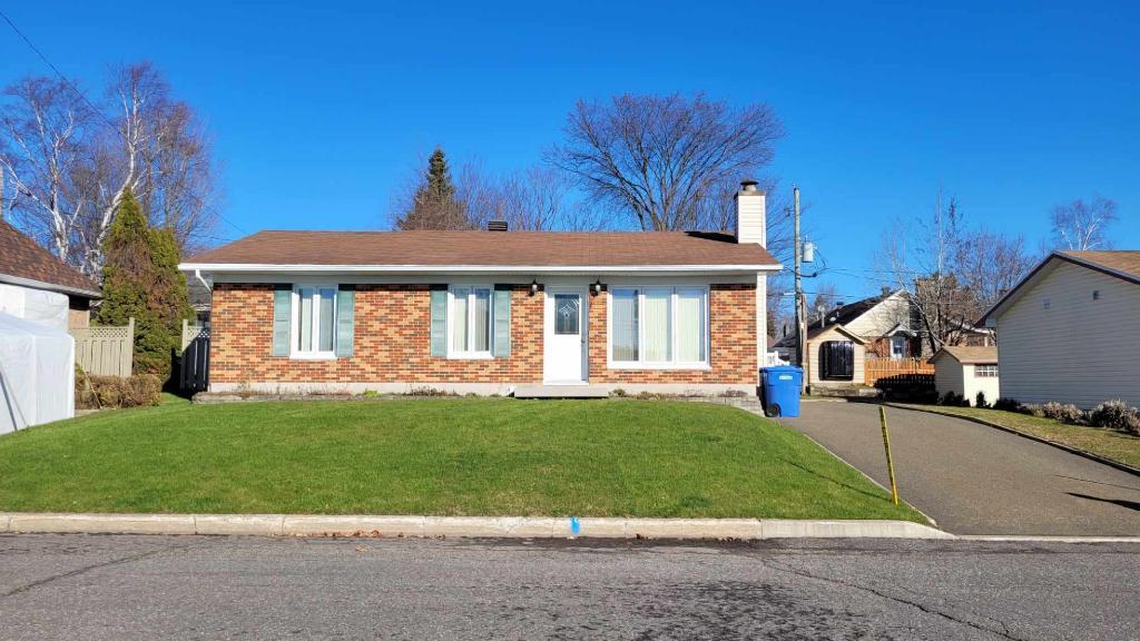 **NOUVEAU PRIX,TOUT INCLUS** DISPO MAINTENANT!! Superbe Maison 3 chambres à louer! Possible de louer semi-meublé aussi! | 3072094