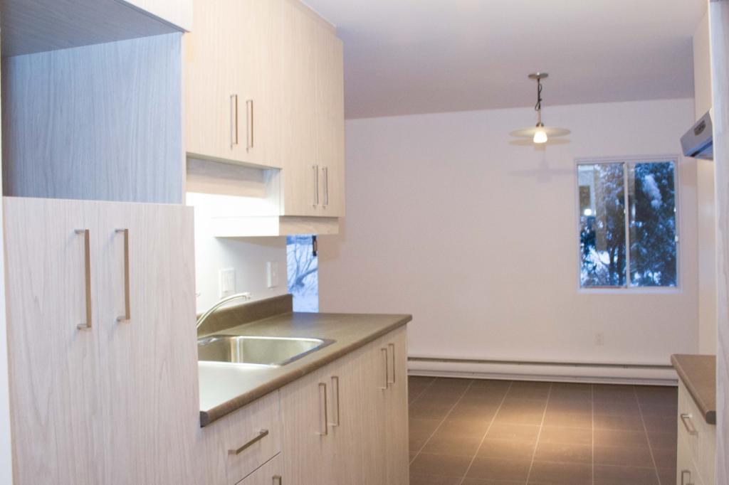 TRÈS GRAND 4 ½ EN COIN À CHARLESBOURG 975 pi2 - ENTIÈREMENT RÉNOVÉ 1435$/MOIS TOUT COMPRIS ! POUR JUILLET | 3284825