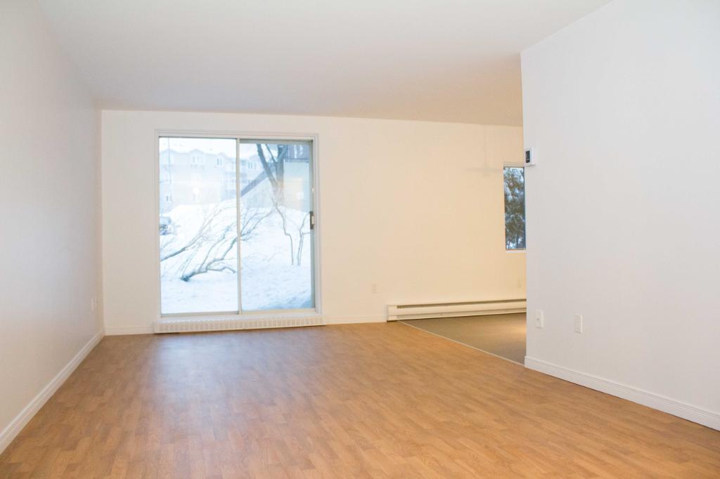 TRÈS GRAND 4 ½ EN COIN À CHARLESBOURG 975 pi2 - ENTIÈREMENT RÉNOVÉ 1435$/MOIS TOUT COMPRIS ! POUR JUILLET | 3284825