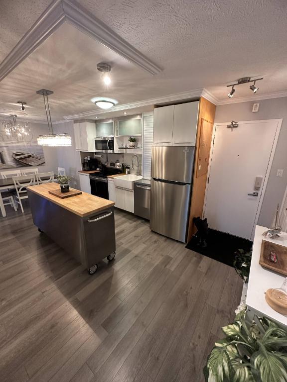 BORD DE L’EAU !! CONDO MEUBLÉ 4 ½ – Situé sur le bord du LAC MAGOG à Sherbrooke – VUE DIRECTE SUR L'EAU. | 3206464