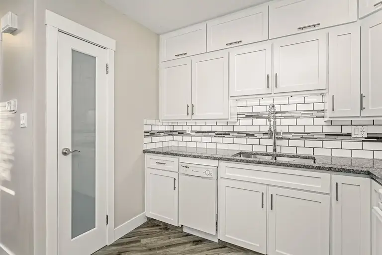 KILLARNEY  2 BDRM:1.5 BATH 6 APPLIANCES 1.5BLKS TO LRT AVAILABLE  SEPT 30th | #4 1940 35st SW, Calgary | 2959049