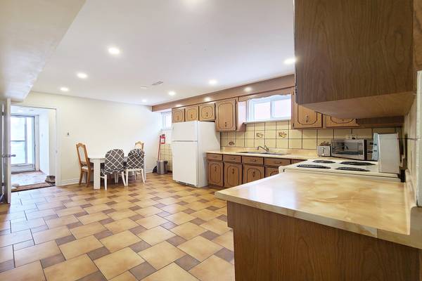 Lower-99Stilecroft Dr | Spacious 2-Bedroom Apartment | Renovated | 2694008