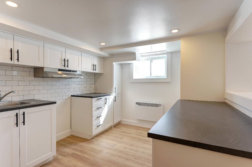 2 1/2 rénové à Ste-Thérèse tout près du train - Juillet - Internet inclus | 3233497