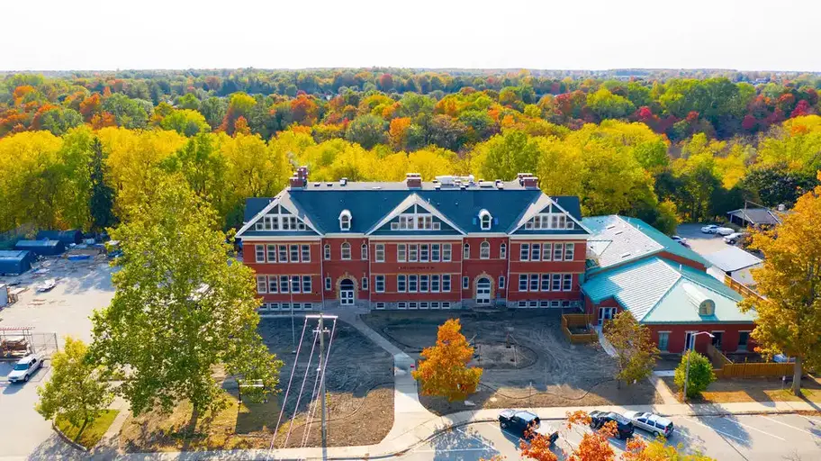 Grand 3-bedroom penthouse suite at the historic Oxford Estates | 83 Rolph Street, Tillsonburg | 2866285