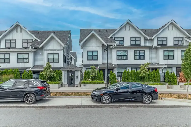 Highgate Townhouse Centrally Located, Contemporary Design 3BD+Flex 2.5BA | 302 - 6933 Arcola Street, Burnaby | 2826519