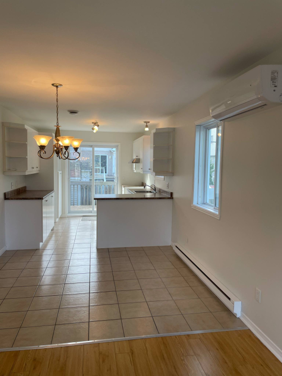 5 1/2 Haut Maison 3CAC Cour Privée LIBRE | 2827616