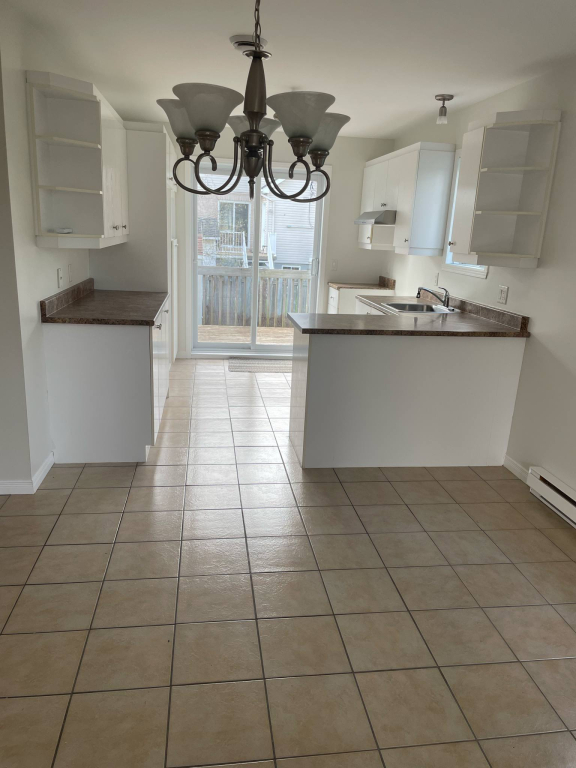 5 1/2 Haut Maison 3CAC Cour Privée LIBRE | 2827616