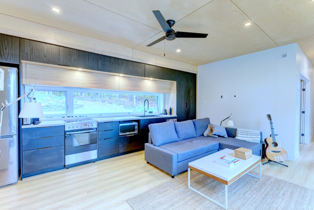 Maison 2 Ch. à Louer, Grand Terrain | 2827617