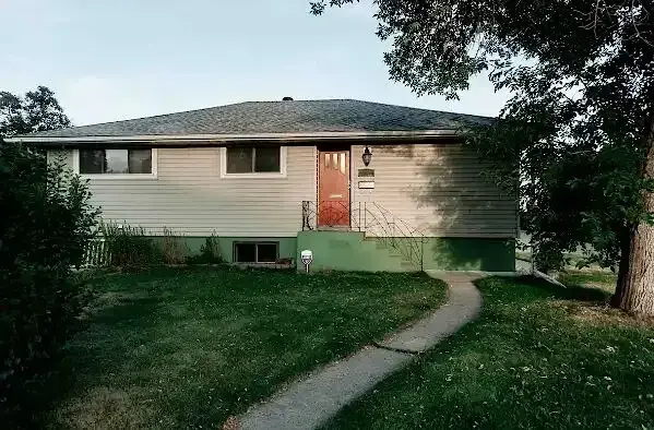 6 bedroom bungalow w/ attached garage 8 minute drive to SAIT, MRU, UOC | 1448 27 Street Southwest, Calgary | 2849145